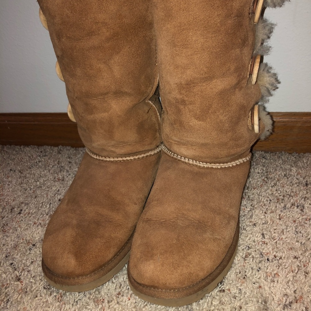 BASICALLY NEW UGGS - Picture 2 of 6